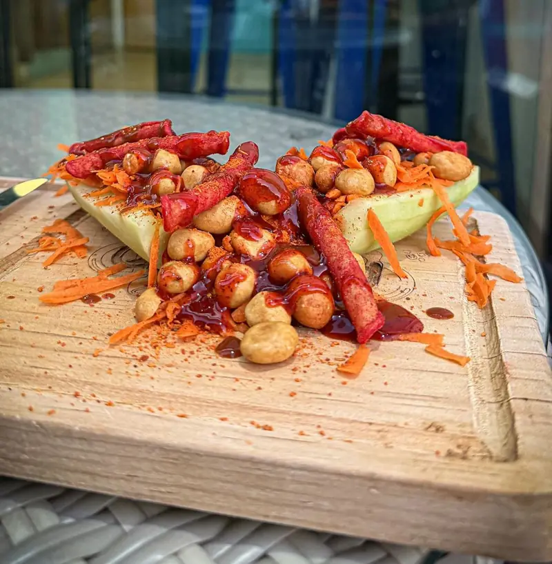 Pepinos locos de Punto Frío con salsa, limón, cacahuates y zanahoria